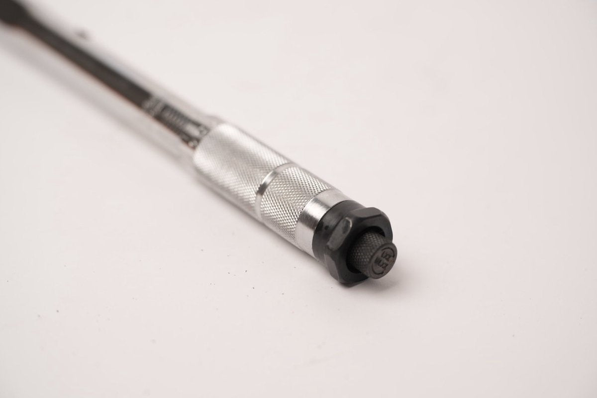 Huttenberg Servante d’Atelier 6 tiroirs rempli sur 7 avec Plan de Travail en acier – Chariot à Outils Professionnel Mobile – Atelier & Garage